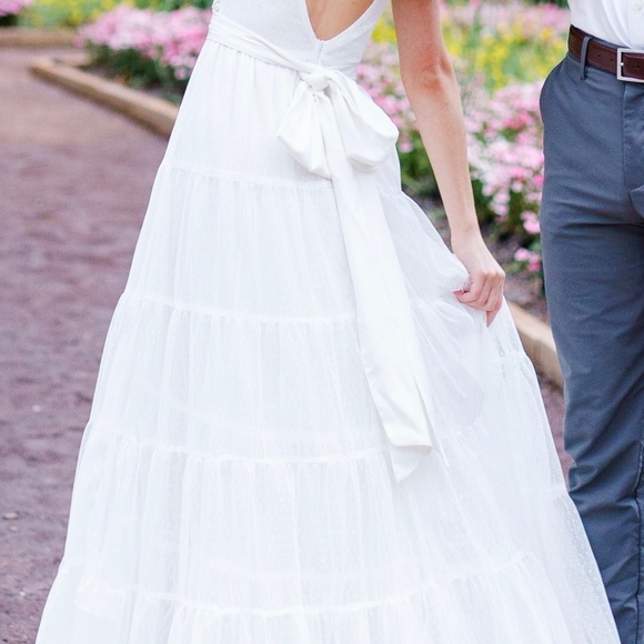 XXS Lulu’s white tulle maxi dress with open back/bow - Picture 3 of 3